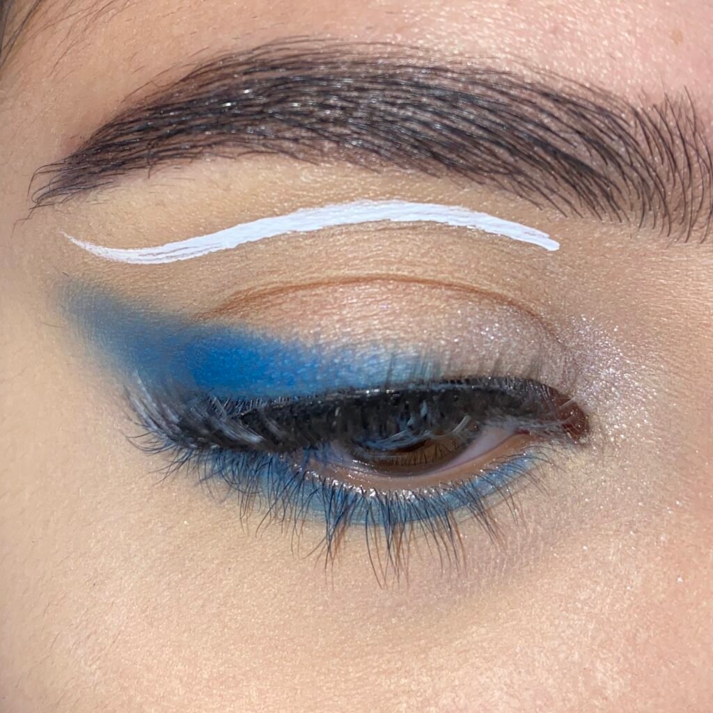 Blue and white Eyeshadow Look