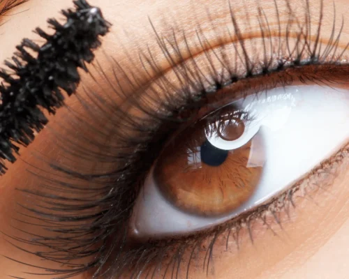 4 Best Mascara Colors for Brown Eyes